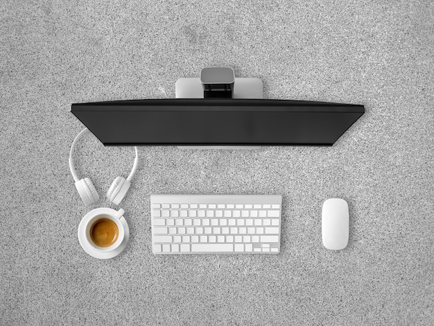 Draufsicht des Schreibtischs mit Kaffee-Kopfhörer Tastatur und Maus.