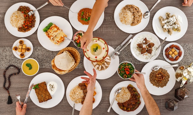 Foto draufsicht des tisches mit essen. libanesische küche.