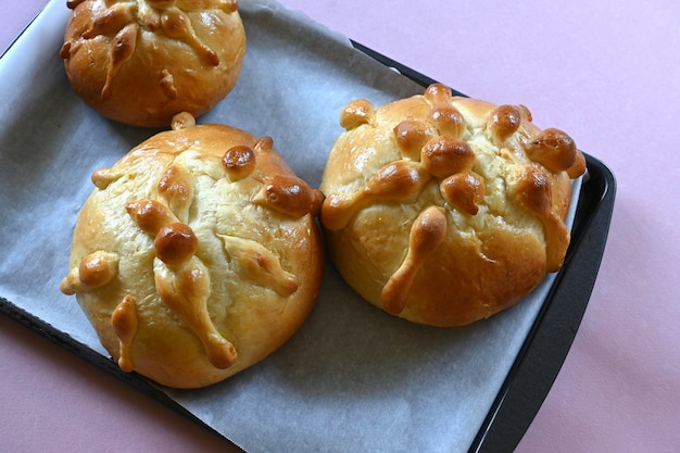 Draufsicht des traditionellen mexikanischen Pan de Muerto, Tag des toten Konzepts, mit Kopierraum