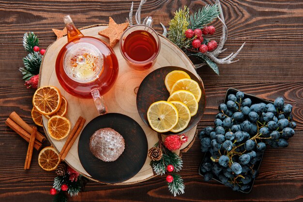 Foto draufsicht des trauben- und zitronentees mit schokoladenkuchen