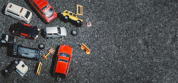 Draufsicht des Unfalls der Autos (Miniatur, Spielzeugmodell) auf Straße. Versicherungskonzept.