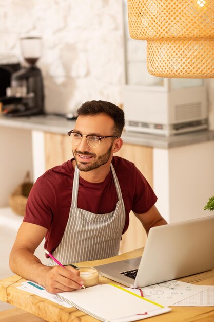 Draufsicht des Unternehmers, der ein Kaffeehaus eröffnet und hart arbeitet