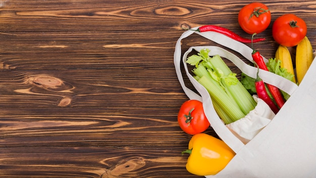 Foto draufsicht des wiederverwendbaren beutels mit obst und gemüse