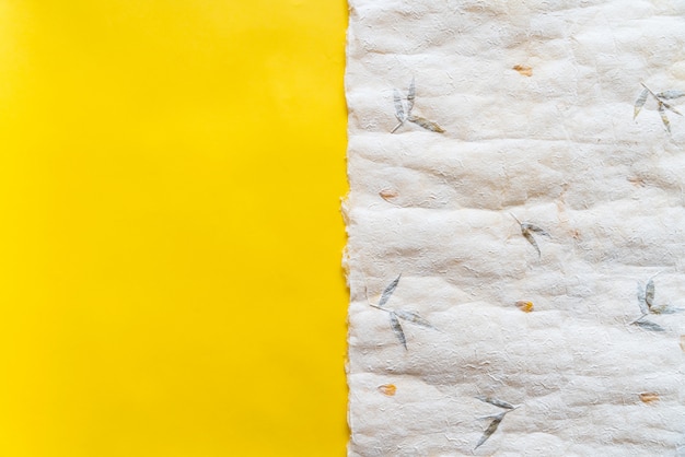 Draufsicht des zerknitterten japanischen Papiers (Washi) auf gelbem Papierhintergrund