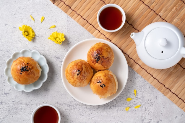 Draufsicht-Designkonzept von Moon Cake Eigelbgebäck, Mooncake für Mid-Autumn Festival-Urlaub auf dunkelgrauem Tischhintergrund