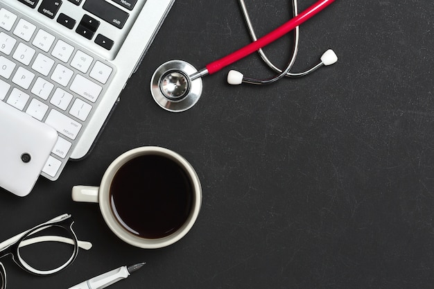 Foto draufsicht-doktorschreibtisch mit kaffee und technologie