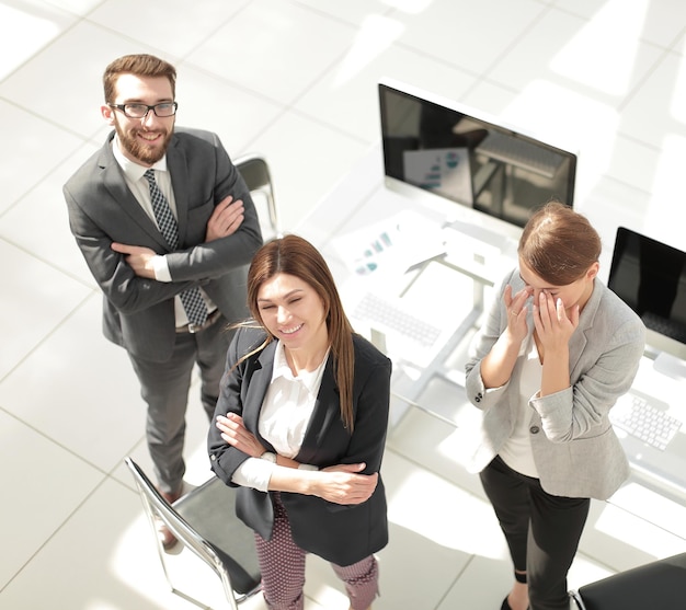 Draufsicht drei Angestellte, die im Büro stehen