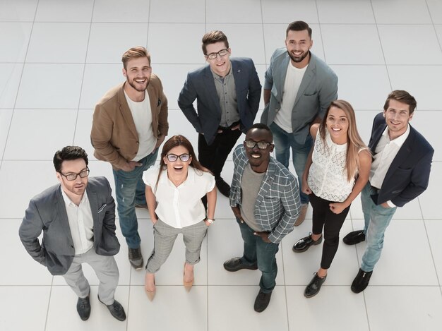 Draufsicht eine Gruppe kreativer junger Leute, die im Bürofoto mit Textraum stehen