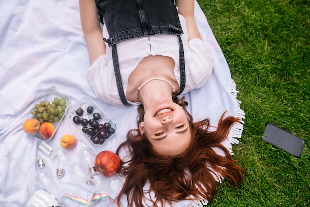 Draufsicht einer jungen Frau, die im Park liegt