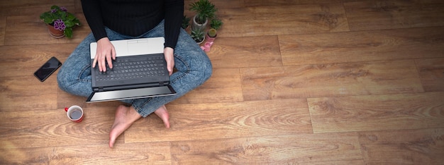 Draufsicht einer jungen Frau mit einem Computer