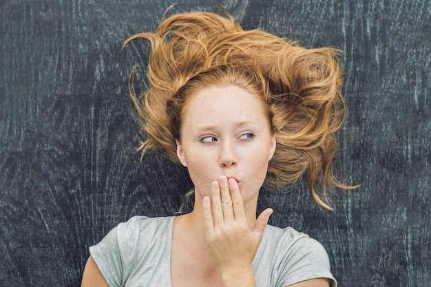 Foto draufsicht einer jungen frau