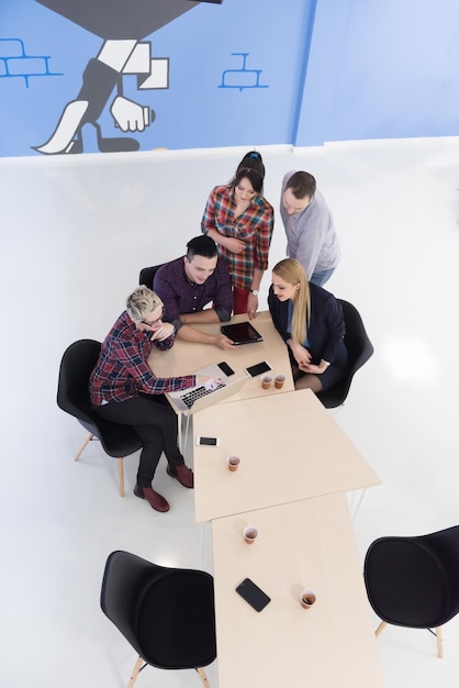 Foto draufsicht einer multiethnischen gruppe von startup-geschäftsleuten beim brainstorming-treffen in einem modernen, hellen bürointerieur