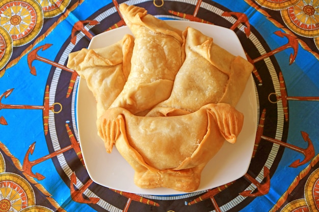 Draufsicht einer Platte von chilenischen Empanadas oder von wohlschmeckendem angefülltem Gebäck