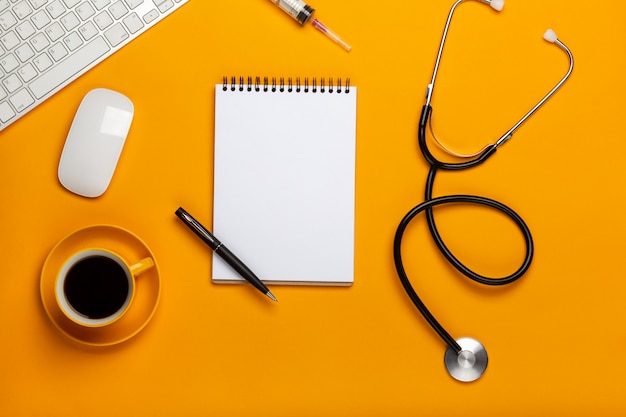 Draufsicht einer Tabelle eines Doktors mit Notizblock- und Stiftstethoskop