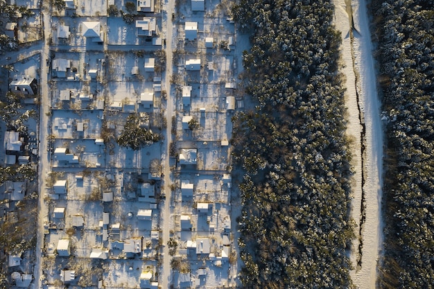 Draufsicht eines Sommerdorfes im Winter im Wald nahe Minsk. Weißrussland.