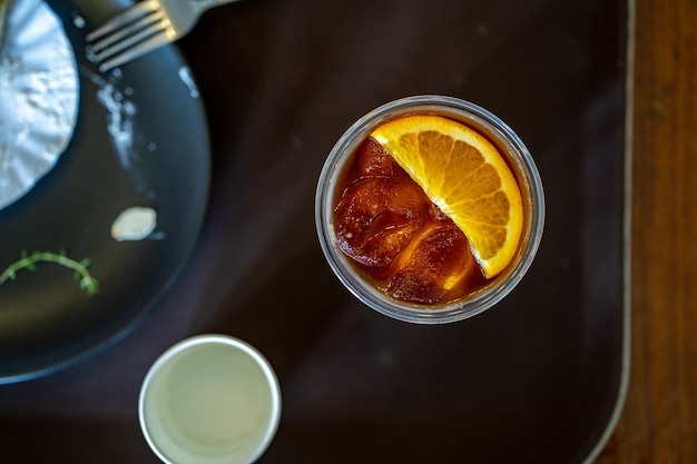 Draufsicht Eisorange Americano Kaffee auf dem Tisch