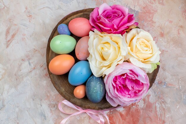 Draufsicht farbige Ostereier mit Blumen auf braunem Hintergrund Urlaub horizontal verzierten Frühling Ostern