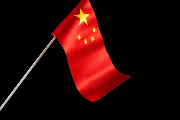 Draufsicht Flagge der Volksrepublik China isolieren mit Kopierraum auf dunklem Hintergrund die Flagge o