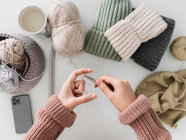 Foto draufsicht frau stricken