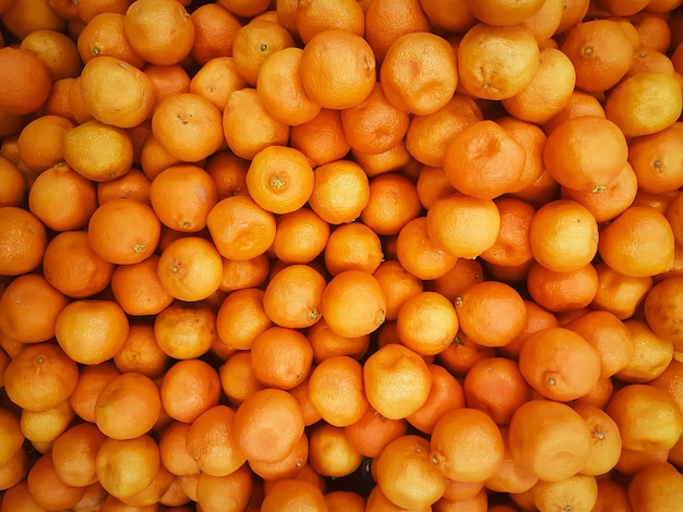 Draufsicht frische Mandarinen auf der Theke im Supermarkt