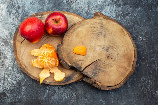 Draufsicht frische rote Äpfel auf dunklem Hintergrund Obst reifen Baum Foto Holz Frische Saft Farbe