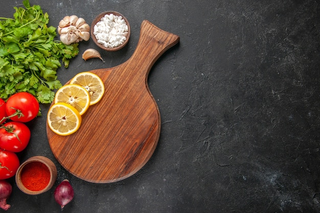 Draufsicht frische rote tomaten mit gemüse und gewürzen