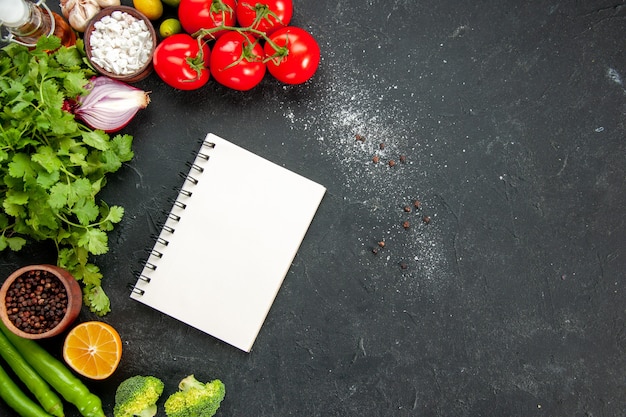 Draufsicht frische rote Tomaten mit Gemüse und Gewürzen