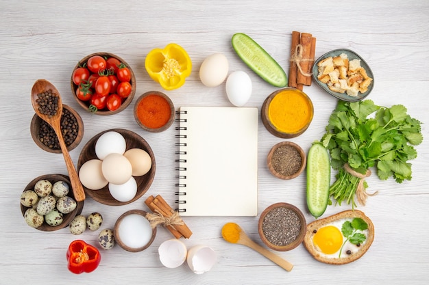 Foto draufsicht frische weiße eier mit gemüse und gewürzen auf weißem hintergrund mahlzeit farbe reifes mittagessen essen salat frühstück