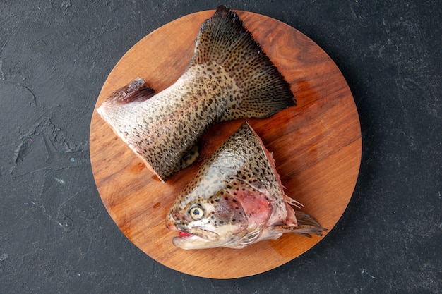 Draufsicht frischer Fisch in Scheiben geschnitten auf dunkelblauem Hintergrund Meeresfrüchtemehl Ozeanwasser Meerfleisch essen Mahlzeit Salat