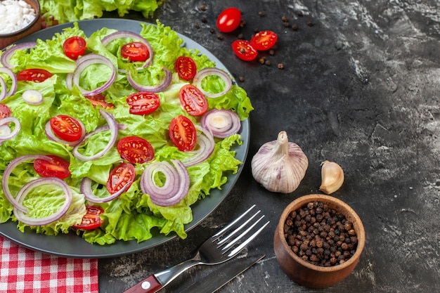 Draufsicht frischer Gemüsesalat mit grünen Salatzwiebeln und Tomaten auf hellem Hintergrund Salat reife Lebensmittel Gesundheit Farbe Mahlzeit Foto Diät