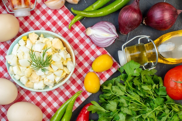 Draufsicht frisches Gemüse mit gekochtem Teiggrün und Eiern auf dem dunklen Hintergrund Fotosalat Mahlzeit Gesundheit Diät Farbe Lebensmittel Milch