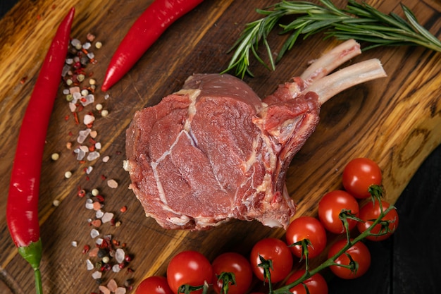 Draufsicht frisches Steak auf dem Tisch mit Tomaten