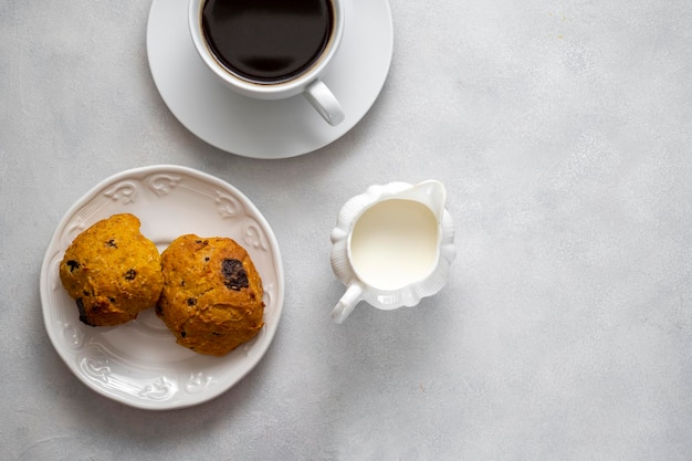 Draufsicht Frühstückskaffee und Kürbiskekse weißer Hintergrund Kopierbereich