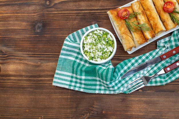 Draufsicht gebratenes Grüngebäck mit Tomaten innerhalb des Tellers