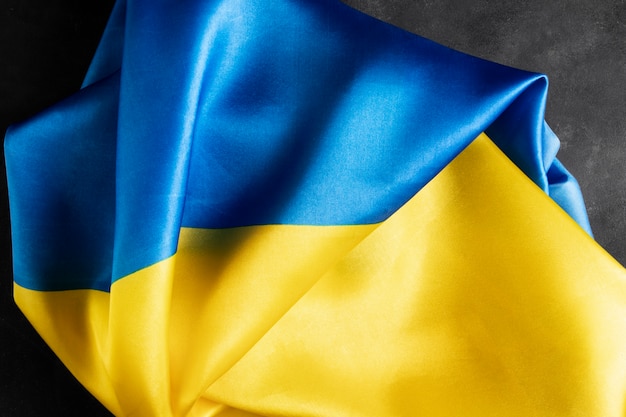 Draufsicht gefaltete ukrainische Flagge Stillleben