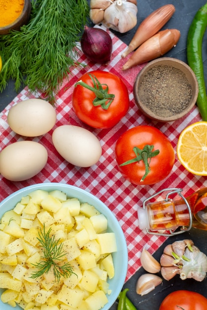 Draufsicht gekochte Kohlscheiben mit frischem Gemüse Grüns und Eier auf dunklem Hintergrund Mittagessen Foto Essen Salat Gesundheit Snack Mahlzeit Diät