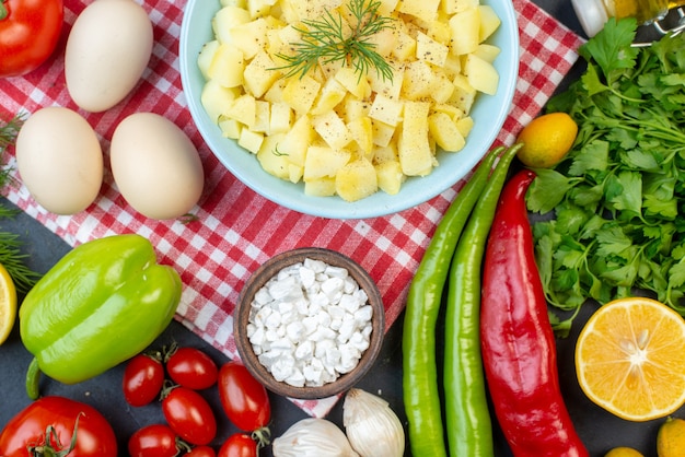 Draufsicht gekochte Kohlscheiben mit frischem Gemüse und Grün auf dunklem Hintergrund Mittagessen Essen Salat Gesundheit Snack Teig Mahlzeit Diät