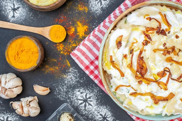 Draufsicht gekochte Teigstücke mit gebratenen Zwiebeln und verschiedenen Zutaten auf dunklem Hintergrund Abendessen Gericht Foto Essen Öl kochen