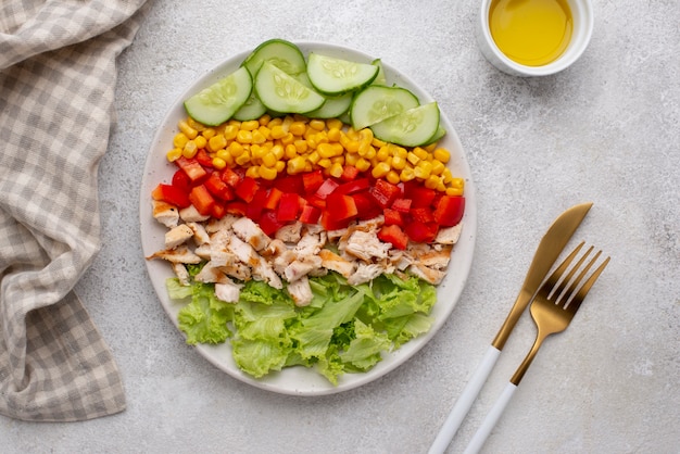 Foto draufsicht gemüsesalat mit huhn