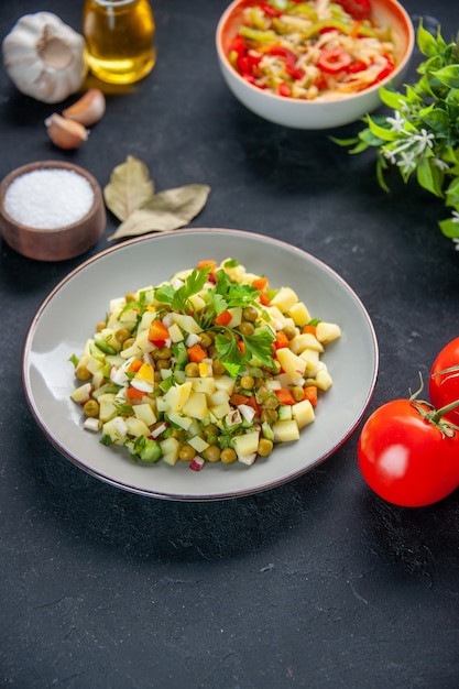 Draufsicht Gemüsesalat mit Paprikasalat und Tomaten dunkler Hintergrund Mahlzeit Diät Farbe Lebensmittel Gesundheit Mittagessen Brot Küche