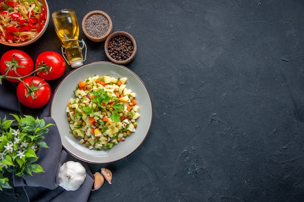 Draufsicht Gemüsesalat mit roten Tomaten und Gewürzen auf dunklem Hintergrund Diät horizontale Mittagessen Farbe Mahlzeit Brot Küche Gesundheit