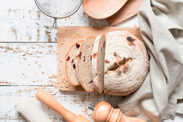 Draufsicht geschnittenes Brot auf Schneidebrett