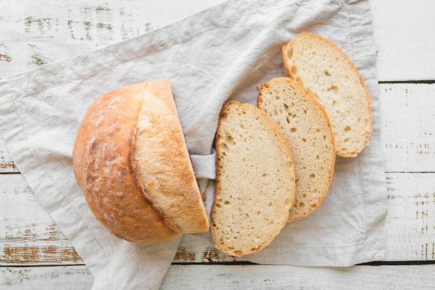 Foto draufsicht geschnittenes frisches brot