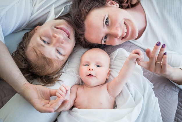 Draufsicht glücklich positiv Junge Familie