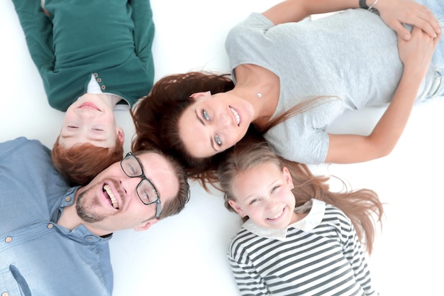 Draufsicht glückliche familie, die auf dem boden liegt