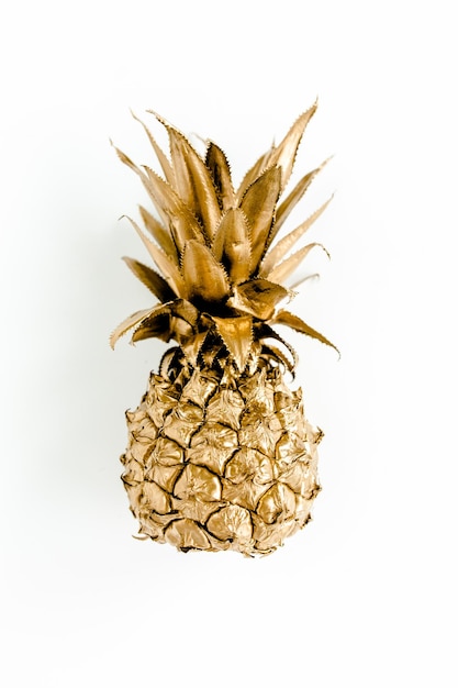 Draufsicht goldene Ananas isoliert auf weißem Hintergrund Food Concept Template Blog Social Media Minim