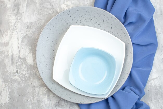 Draufsicht graue Platte mit blauer und weißer Platte auf heller Oberfläche Küche Damen Essen horizontale Weiblichkeit Glas Mahlzeit Farbe