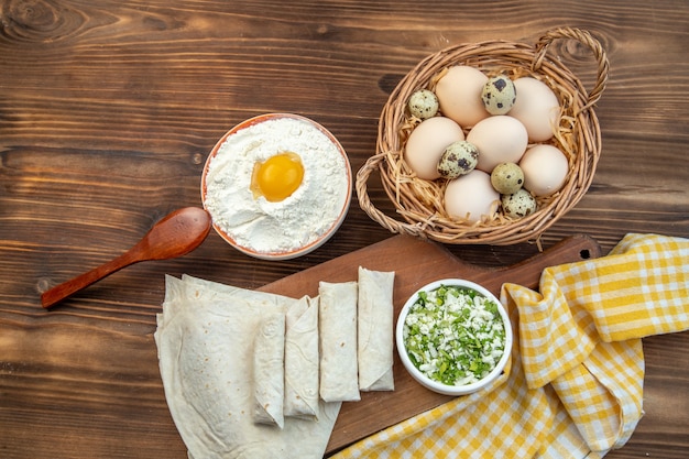 Draufsicht Grüns Pita Brötchen mit Eiern und Mehl