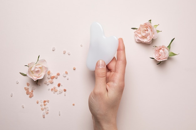 Draufsicht gua sha und kleine blumenanordnung