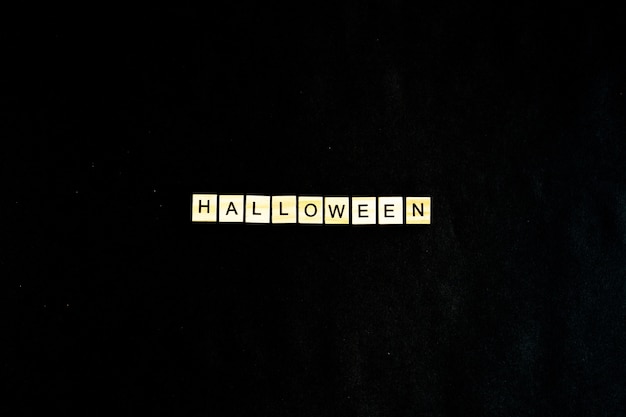 Draufsicht Halloween-Konzept mit Holzbuchstaben